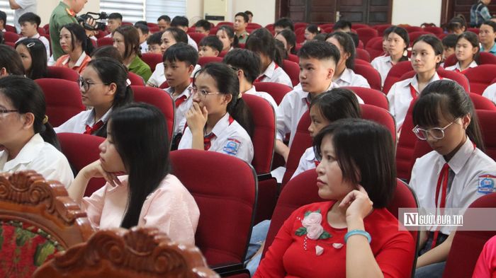Giáo viên và các em học sinh tham dự buổi lễ.