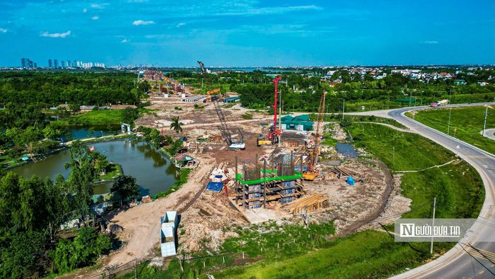 Tại khu vực đường dẫn thuộc địa bàn xã Thanh Trì và xã Bát Tràng, nhiều trụ cạn đã hoàn thành phần bệ móng, nhà thầu đang triển khai thi công thân trụ.