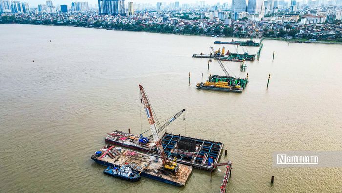 Trên công trường cầu vượt sông và đường dẫn, tranh thủ thời tiết thuận lợi, các nhà thầu chia ca thi công liên tục, không để gián đoạn nhằm bám sát tiến độ tổng thể, phấn đấu hoàn thành công trình trong quý II/2027.