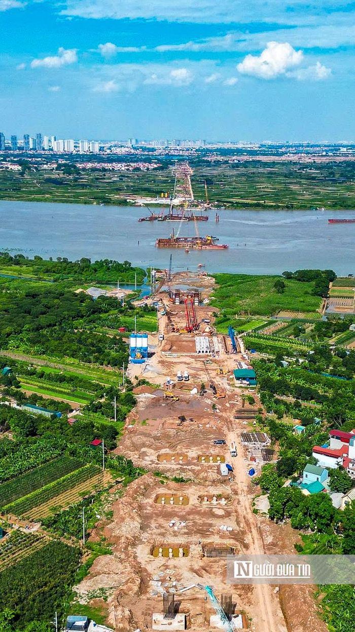 Trong ảnh là công trường xây dựng cầu Ngọc Hồi vượt sông Hồng có tổng mức đầu tư hơn 11.844 tỷ đồng. Dự án được kỳ vọng tạo thêm trục kết nối giữa Hà Nội và Hưng Yên, đồng thời giảm tải giao thông cho các cây cầu khu vực cửa ngõ phía Nam Thủ đô.