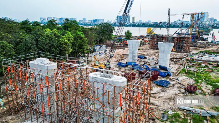 Nhìn từ trên cao, nhiều mũi thi công được triển khai đồng loạt, tập trung vào các hạng mục cọc khoan nhồi, bệ trụ, cầu dẫn và công trình phụ trợ.