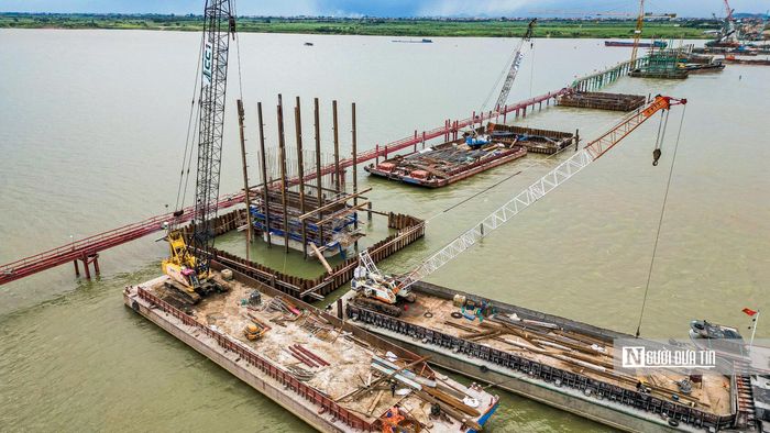 Trong ảnh là những trụ cầu đầu tiên của cầu Hồng Hà đang dần lộ diện giữa lòng sông Hồng. Theo đánh giá, cầu Hồng Hà là một trong những công trình có tốc độ triển khai nhanh nhất trong nhóm các cầu vượt sông Hồng khởi công năm 2025.
