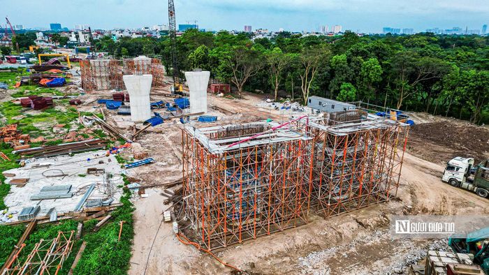 Trong ảnh là những trụ cầu đầu tiên của cầu Trần Hưng Đạo đang thành hình. Công trình này có tổng mức đầu tư 15.967 tỷ đồng với chiều dài hơn 4,1 km, trong đó cầu chính vượt sông Hồng dài trên 800m.