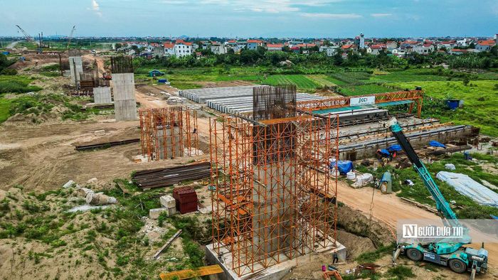 Dự án hiện đạt hơn 23% khối lượng hợp đồng, vượt khoảng 3% tiến độ dự kiến nhờ duy trì thi công “3 ca, 4 kíp”. Trong ảnh là hàng loạt trụ cầu cạn phía bờ Nam sông Hồng thuộc xã Ô Diên đang được đẩy nhanh tiến độ thi công.