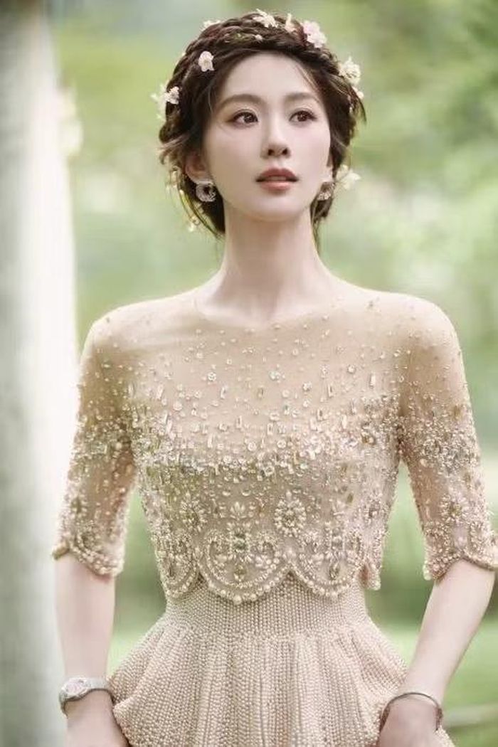 Kiểu tóc búi thanh thoát giúp tôn lên phần cổ thiên nga đặc trưng của một nghệ sĩ ballet, đồng thời mang đến cảm giác vừa cổ điển vừa thần tiên - Ảnh: Weibo.