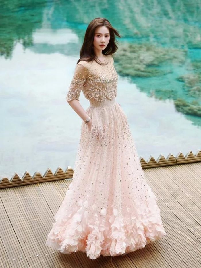 Sự trưởng thành và khí chất điềm tĩnh của Lưu Thi Thi sau hơn hai thập kỷ hoạt động nghệ thuật - Ảnh: Weibo.