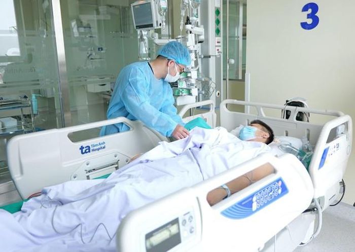 Sau phẫu thuật, người bệnh được theo dõi và chăm sóc chuyên sâu tại phòng hồi sức tích cực (ICU) trong môi trường vô khuẩn nghiêm ngặt. Ảnh: BVĐK Tâm Anh.