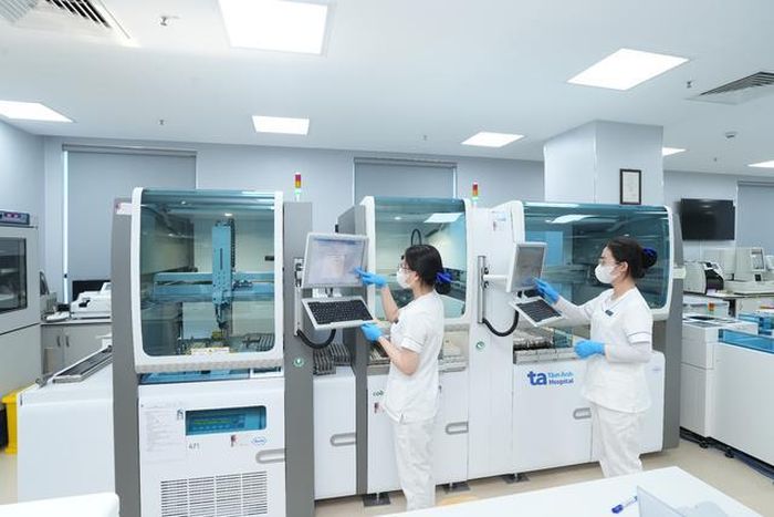 Trung tâm Xét nghiệm BVĐK Tâm Anh trang bị hệ thống xét nghiệm hiện đại, hỗ trợ chẩn đoán toàn diện các bệnh lý tiết niệu và thận học. Ảnh: BVĐK Tâm Anh.