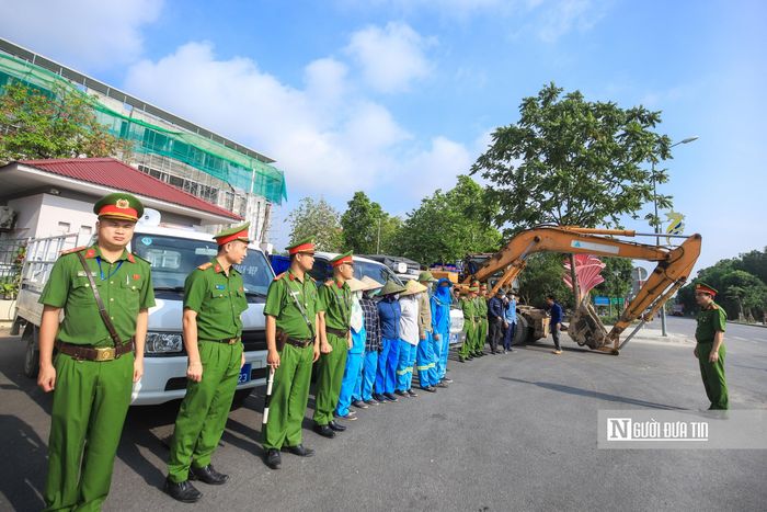 Nửa đầu năm 2026, Ban Chỉ đạo 197 xã Thiên Lộc (Hà Nội) đã chủ động xây dựng, ban hành nhiều kế hoạch, văn bản nhằm giải quyết các “điểm nghẽn” về trật tự an toàn giao thông, trật tự đô thị và vệ sinh môi trường; trực tiếp chỉ đạo tổ chức 20 đợt ra quân tổng lực, xử lý các vi phạm về trật tự đô thị, trật tự xây dựng và vệ sinh môi trường.