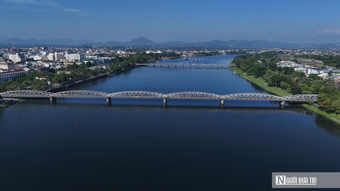 Cầu Trường Tiền đã trải qua nhiều cuộc chiến tranh và nhiều lần trùng tu.