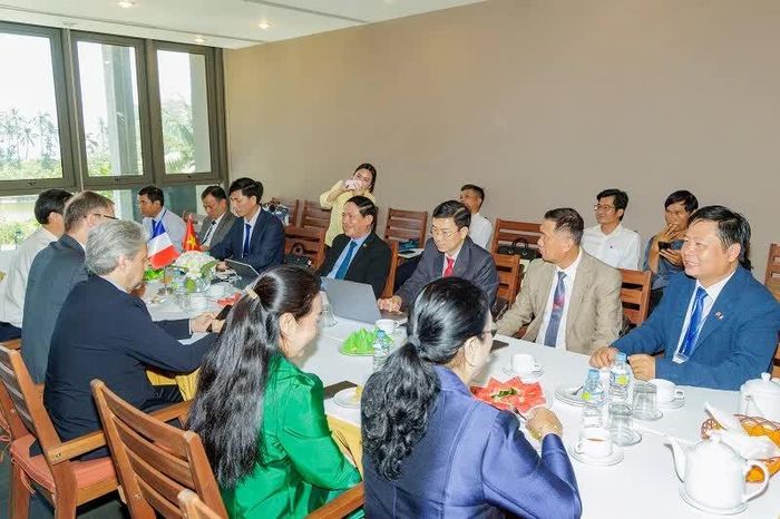 Chủ tịch UBND tỉnh Gia Lai Phạm Anh Tuấn tiếp và làm việc với Đại sứ các nước tại Trung tâm ICISE bên lề sự kiện khoa học.