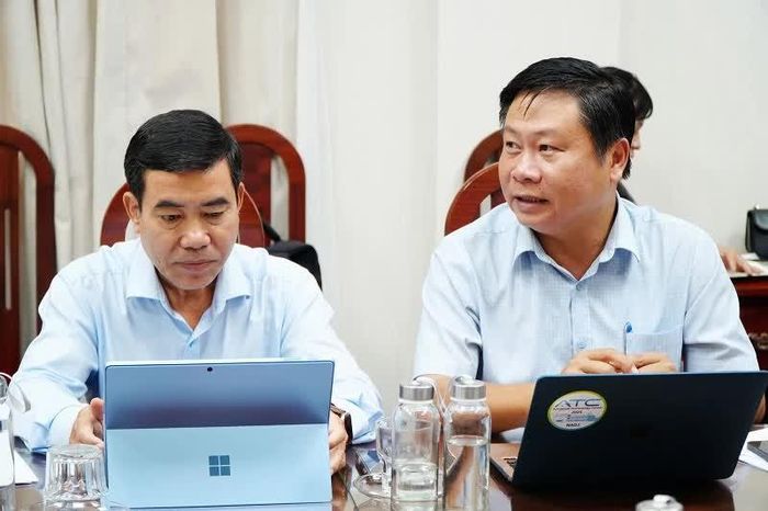 TS Trần Thanh Sơn - Phó Giám đốc Trung tâm ICISE (bên phải) báo cáo tiến độ thực hiện các chương trình, hoạt động của Trung tâm.