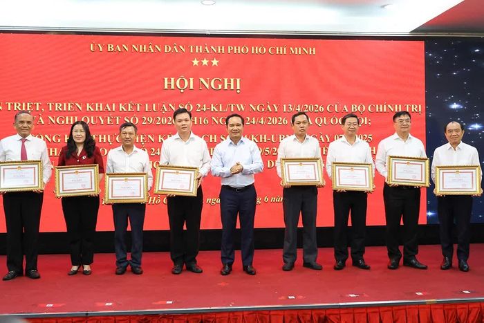 Chủ tịch UBND thành phố Nguyễn Văn Được tặng Bằng khen cho các tập thể, cá nhân.