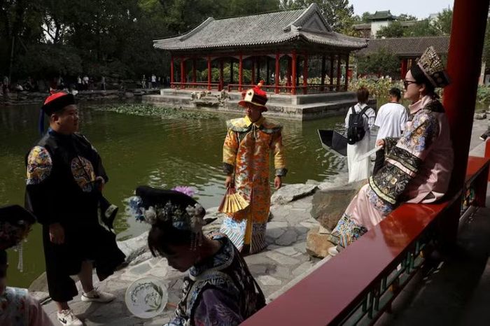 Du khách mặc trang phục thời nhà Thanh tham quan Cung vương Phủ vào ngày Quốc khánh, ngày đầu tiên của kỳ nghỉ Tuần lễ Vàng kéo dài tám ngày của Trung Quốc, tại Bắc Kinh, Trung Quốc, ngày 1/10/2025. Ảnh: Reuters.