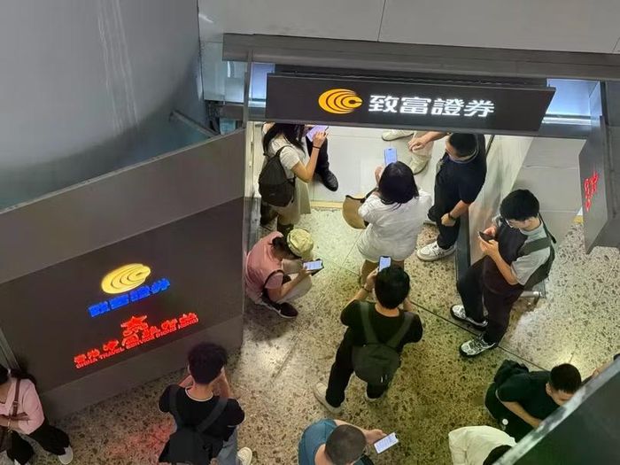 Hình ảnh các nhà đầu tư từ Trung Quốc kéo sang mở tài khoản tại Zhifu Securities, Hong Kong. Ảnh: Sohu.