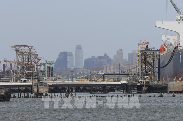 Hệ thống đường ống dẫn dầu tại cảng New York và New Jersey, Mỹ. Ảnh: THX/TTXVN