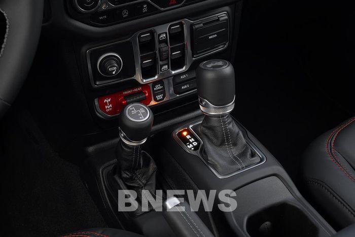 Sức mạnh của Jeep Wrangler mới là khối động cơ I4 2.0L Turbo, sản sinh công suất cực đại 270 hp và mô-men xoắn tối đa 400 Nm. Đi cùng là hộp số tự động 8 cấp giúp tối ưu khả năng vận hành và tiết kiệm nhiên liệu
