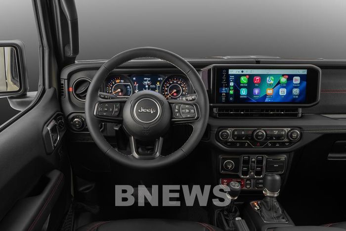 Khoang nội thất Jeep Wrangler mới nổi bật với màn hình cảm ứng 12.3 inch hỗ trợ Apple CarPlay và Android Auto, vô lăng ba chấu tích hợp các phím điều khiển chức năng, đi kèm tính năng sưởi giúp tăng tiện nghi cho người lái