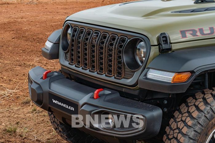 Lưới tản nhiệt “7 khe” có viền nổi khối tối màu, tạo phong cách mạnh mẽ cho Jeep Wrangler mới. Cụm đèn LED dạng tròn đặc trưng, đèn chiếu sáng ban ngày và chức năng tự động điều chỉnh đèn chiếu xa 
