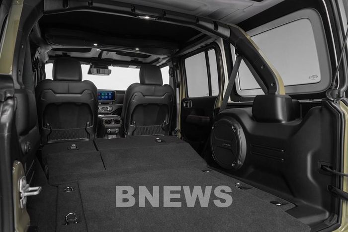 Hàng ghế sau Jeep Wrangler có thể gập theo tỷ lệ 40:60 giúp mở rộng khả năng chứa hành lý