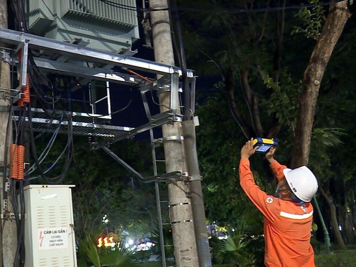 Nhân viên Điện lực Hạc Thành kiểm tra tình trạng vận hành của trạm biến áp. Ảnh: Anh Quân/Bnews/vnanet.vn