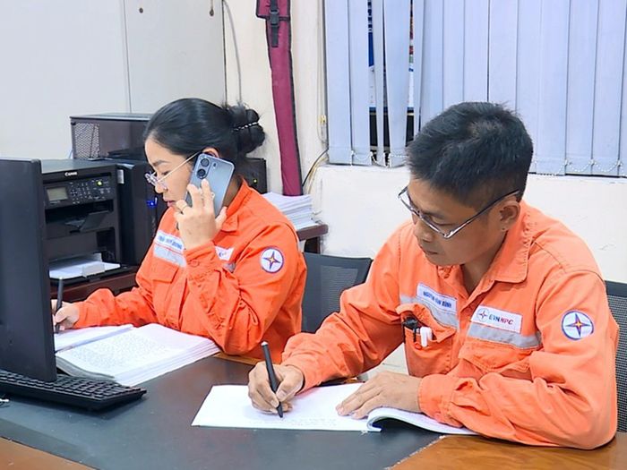 Nhân viên trực ban Điện lực Hạc Thành tiếp nhận thông tin phản ánh sự cố điện của khách hàng. Ảnh: Anh Quân/Bnews/vnanet.vn