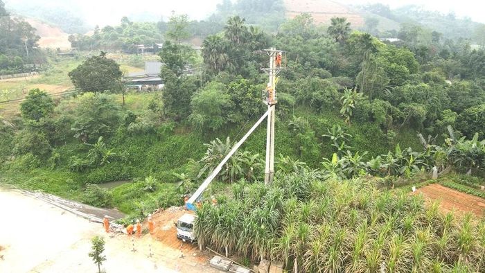 Nhân viên Công ty Điện lực Lào Cai kiểm tra, xử lý thiết bị trên lưới điện nhằm bảo đảm vận hành an toàn, ổn định trong mùa nắng nóng. Ảnh: Ngọc Quỳnh/Bnews/vnanet.vn