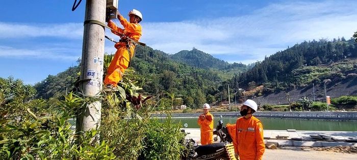 Nhiều tổ công tác phải làm việc liên tục ngoài hiện trường để kịp thời xử lý các tồn tại trên lưới điện. Ảnh: Ngọc Quỳnh/Bnews/vnanet.vn