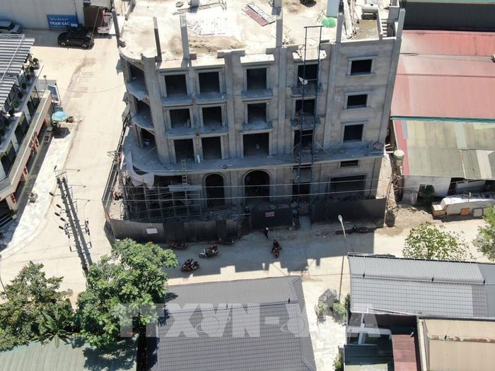 Chủ đầu tư vẫn "thản nhiên" thi công công trình mặc dù chính quyền địa phương đã yêu cầu tạm dừng. Ảnh: Tuấn Anh - TTXVN