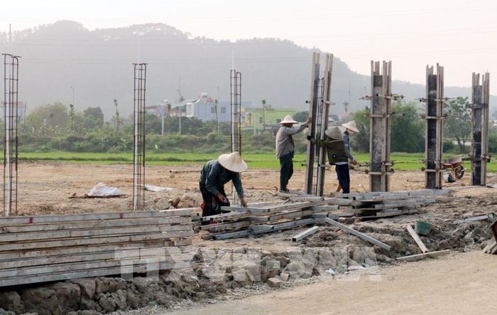 Thi công xây dựng hạ tầng Khu công nghiệp Trung Thành. Ảnh: Nguyễn Chinh – TTXVN