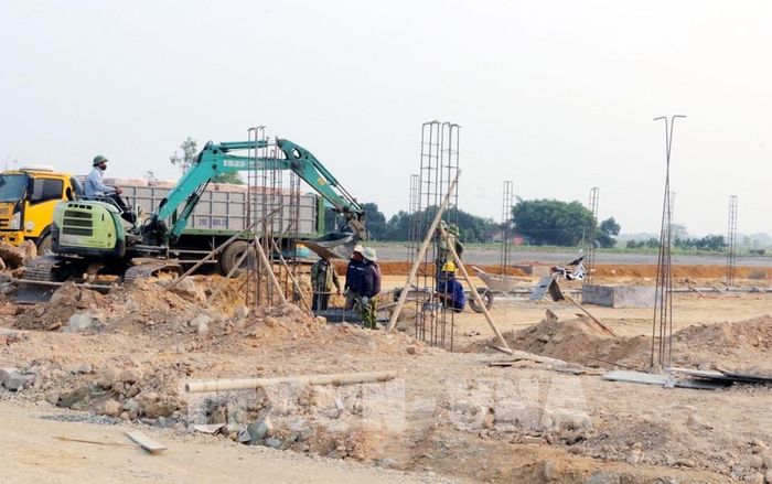 Thi công xây dựng Khu công nghiệp Trung Thành (Ninh Bình). Ảnh: Nguyễn Chinh - TTXVN 