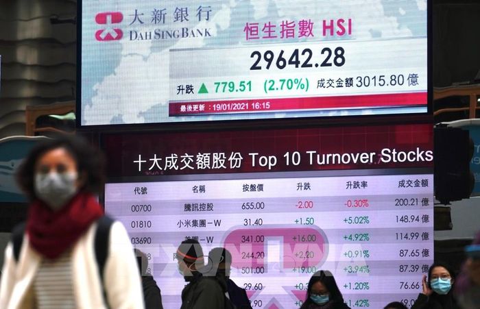 Màn hình hiển thị chỉ số chứng khoán Hang Seng tại Hong Kong, Trung Quốc. Ảnh: THX/TTXVN