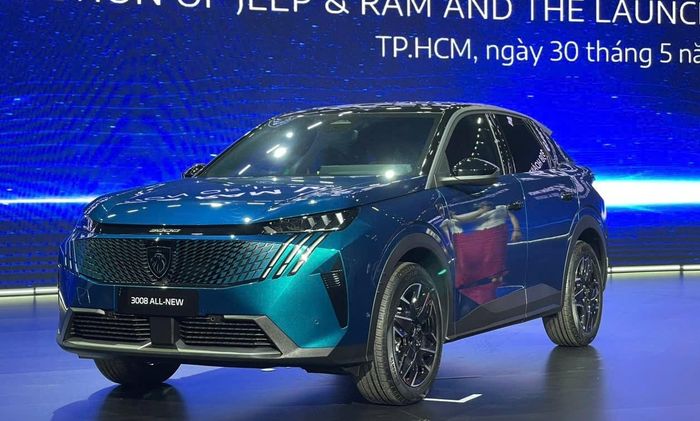 Ford Territory (bên trên) và Peugeot 3008 (bên dưới).
