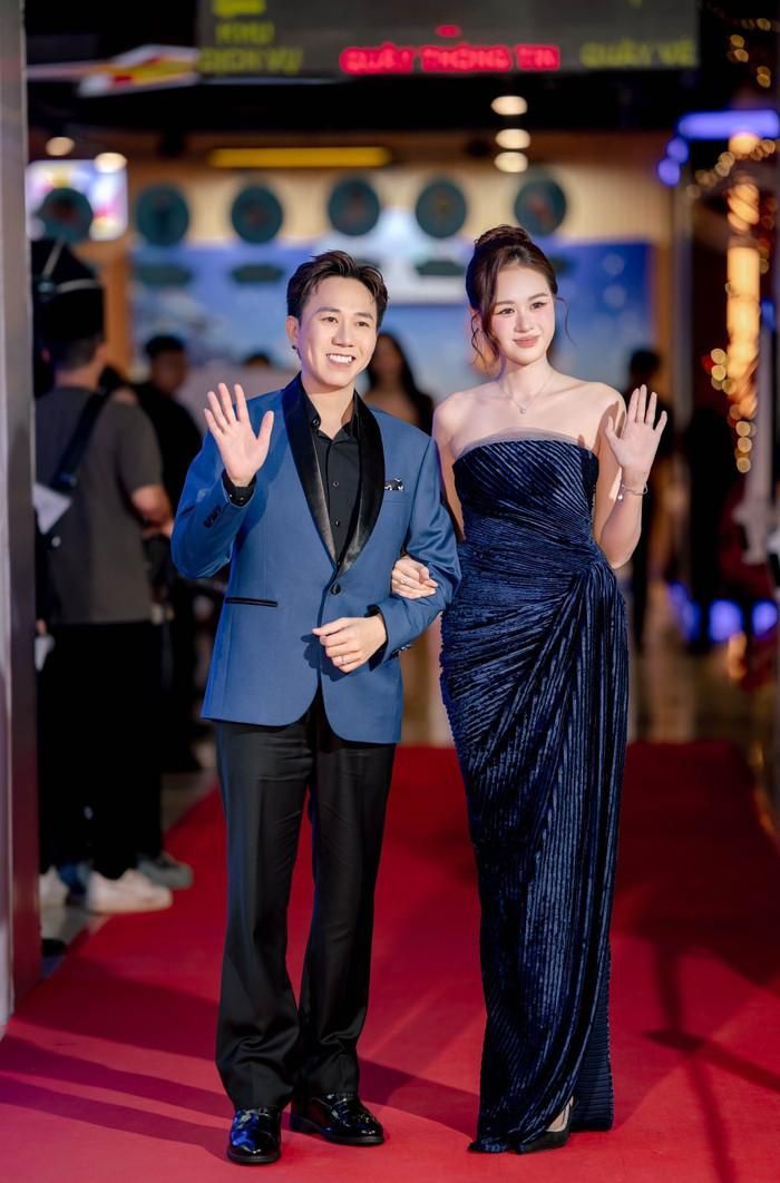 Anh Đức và bà xã luôn đồng hành cùng nhau trong công việc. Ảnh: FBNV