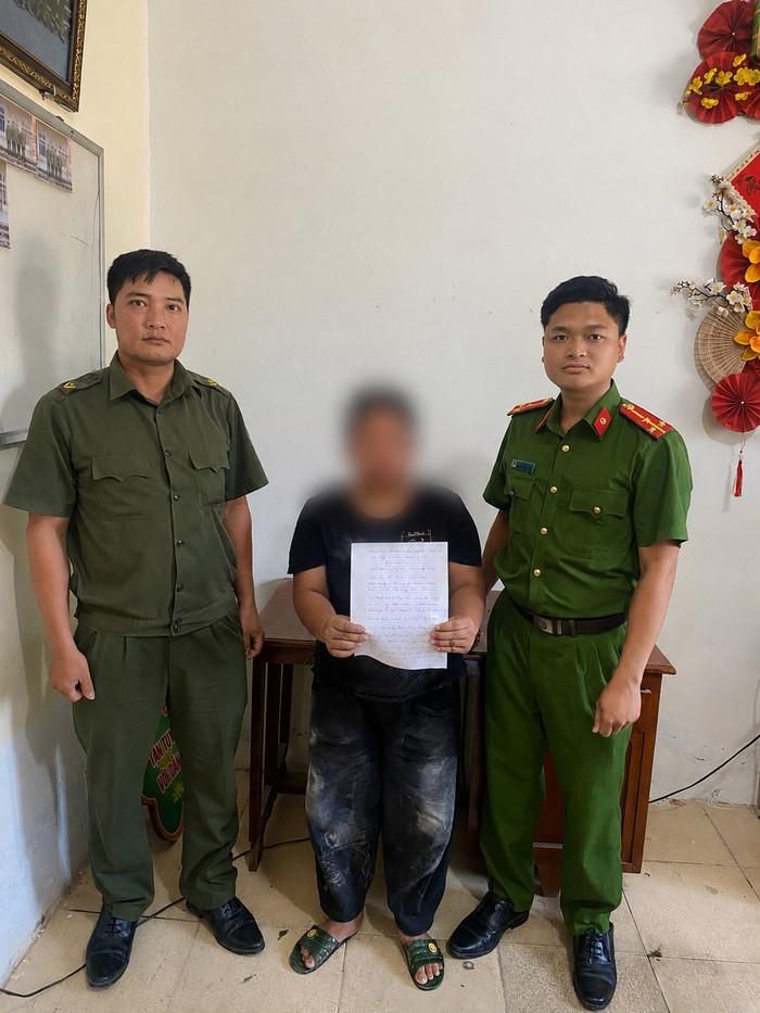 Người thân viết thư cảm ơn lực lượng chứ năng đã kịp thời giúp đỡ nạn nhân. Ảnh: Công an TP Hà Nội