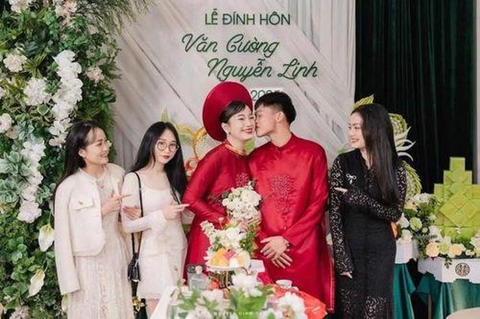 Cầu thủ Hồ Văn Cường đã kết hôn với bà xã Nguyễn Linh cùng quê Nghệ An.