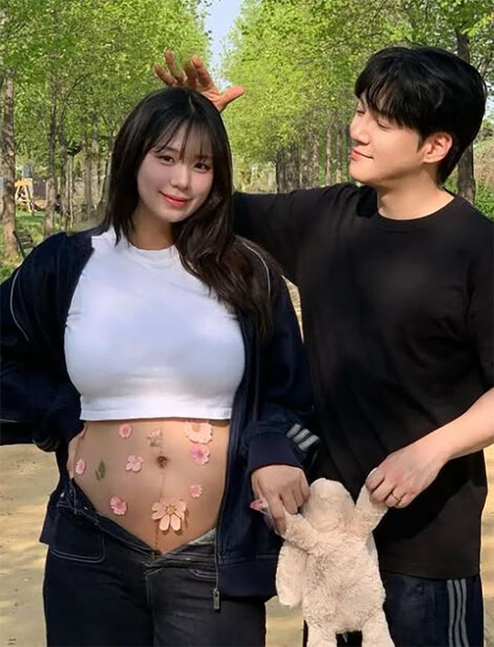 Choi Yeon Soo hoạt động trong vai trò người mẫu và influencer, sở hữu lượng người theo dõi đáng kể trên mạng xã hội.