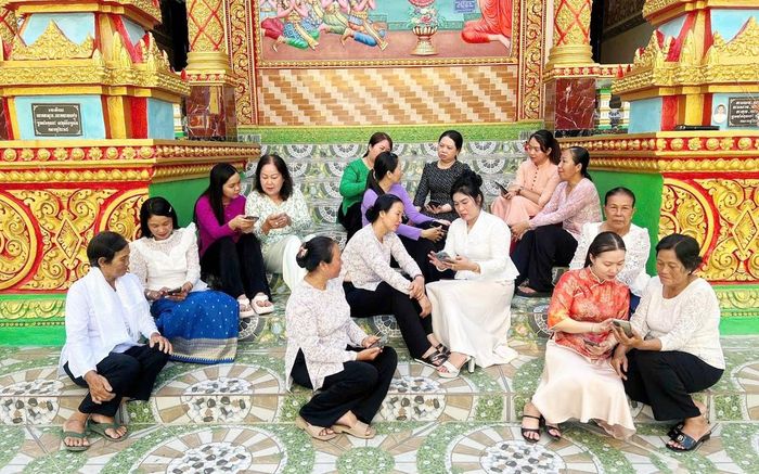 Hội LHPN xã Lịch Hội Thượng hướng dẫn hội viên, phụ nữ dân tộc Khmer sử dụng ứng dụng số trên điện thoại thông minh