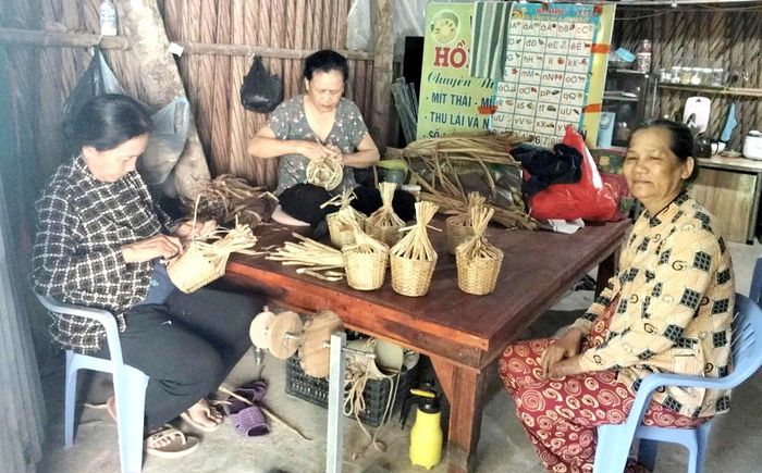 Thành viên Tổ Phụ nữ đan lục bình xã Tân Thạnh tranh thủ thời gian nhàn rỗi gia công sản phẩm từ lục bình, kiếm thêm thu nhập