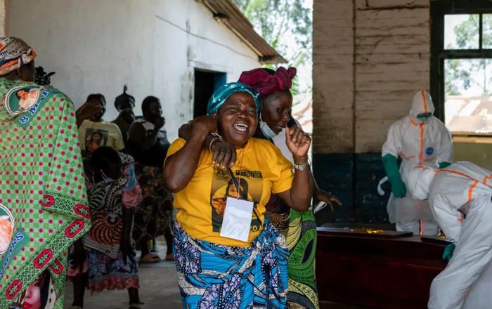 Người dân gào khóc thương tiếc người thân qua đời vì Ebola. Ảnh: The New York Times