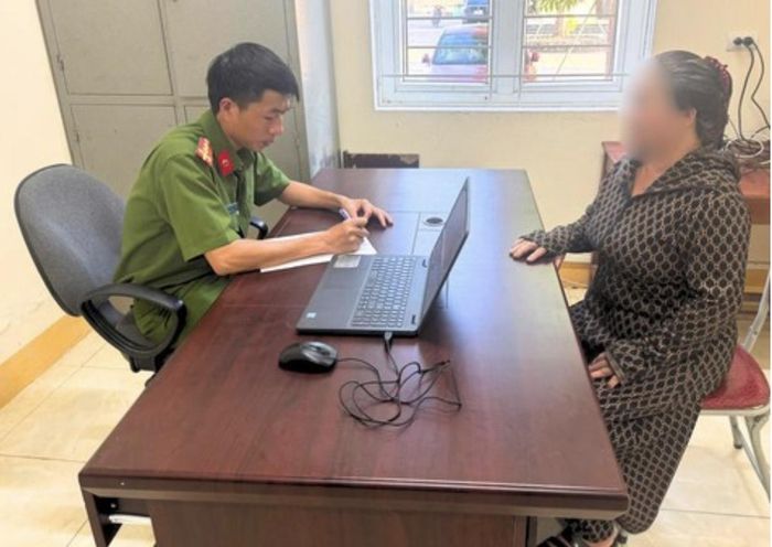 Công an xã Cẩm Duệ, tỉnh Hà Tỉnh đang tuyên truyền, giải thích cho nạn nhân về những thủ đoạn lừa đảo qua điện thoại và trên không gian mạng