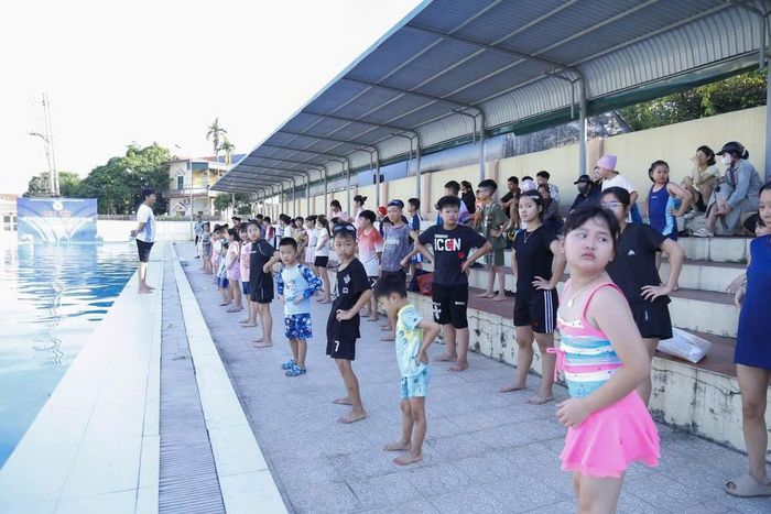 Phường Đông Triều tổ chức bơi miễn phí cho trẻ em.