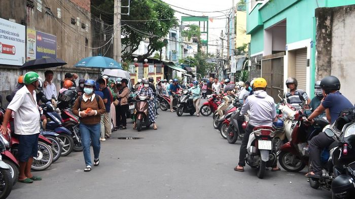 Rất đông phụ huynh đợi con hàng giờ trước cổng trường thi.