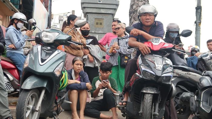 Phụ huynh đợi con trước cổng trường.