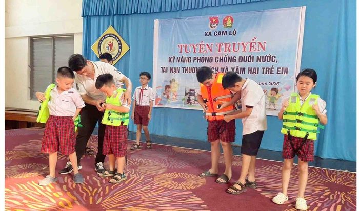 Kỹ năng mặc áo phao đúng cách được hướng dẫn trực quan nhằm giúp trẻ em chủ động bảo vệ bản thân khi tham gia các hoạt động dưới nước.