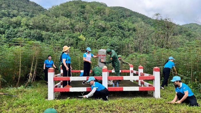 Hội LHPN phường Lào Cai phối hợp phát quang đường biên tại khu vực mốc 106.