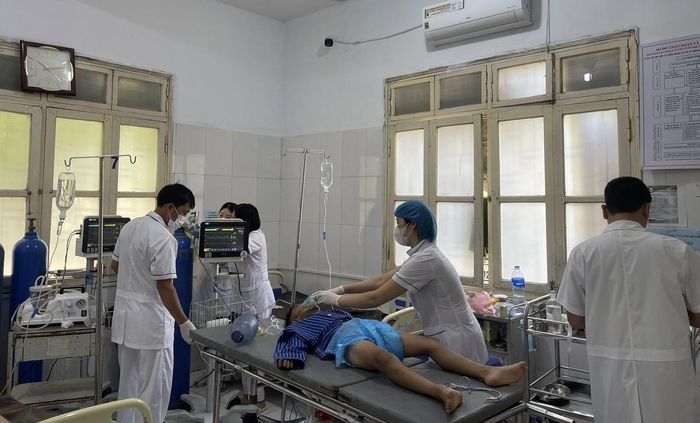 Hoàng Gia B. được các Y, bác sĩ Trung tâm Y tế khu vực Lộc Bình tích cực cấp cứu.