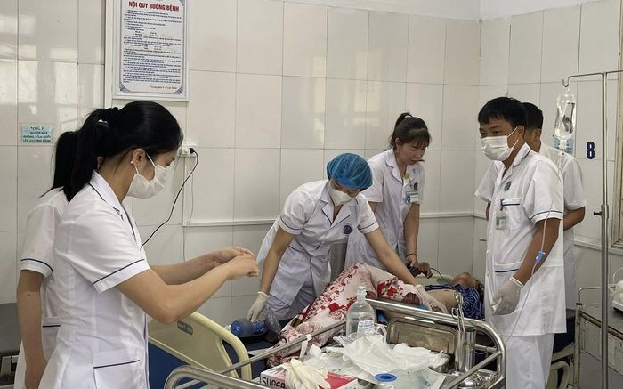 Các trẻ nhỏ đuối nước ở Na Dương, tỉnh Lạng Sơn đang được các Y, bác sĩ tích cực cứu chữa, chăm sóc.