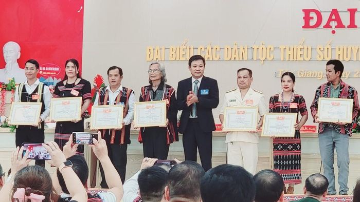 Chị Bnướch Thị Blắc (thứ 2 từ phải sang) được tuyên dương tại Đại hội đại biểu các dân tộc thiểu số nhờ những đóng góp tích cực trong công tác Hội, là cầu nối gắn kết hội viên phụ nữ và đồng bào dân tộc thiểu số tại địa phương.