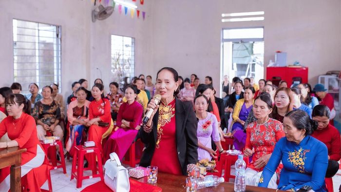 Một buổi sinh hoạt phụ nữ xã Chiên Đàn, nơi chị em cùng trao đổi, chia sẻ những băn khoăn trước khi sáp nhập.